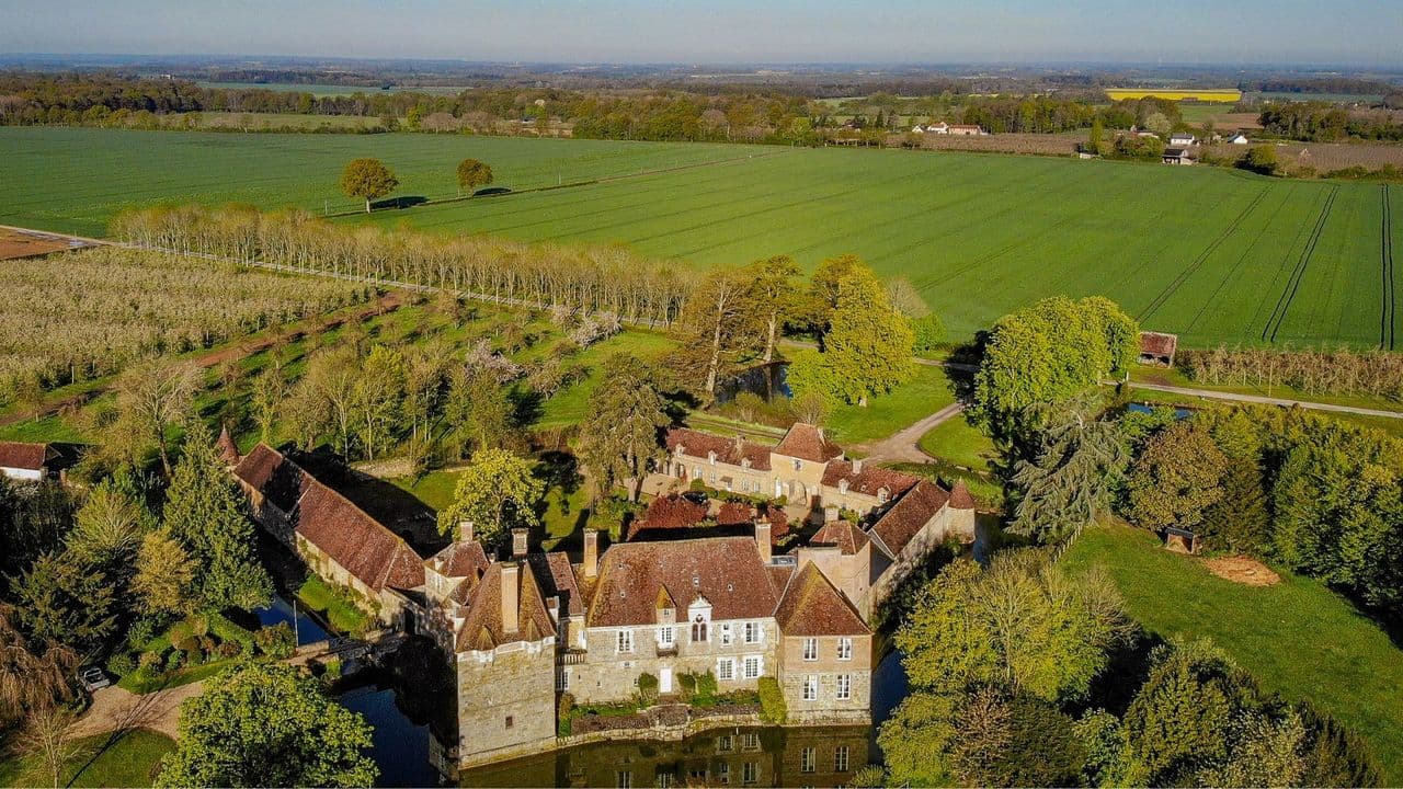 Vue aérienne du château du Blanc Buisson dans l'Eure